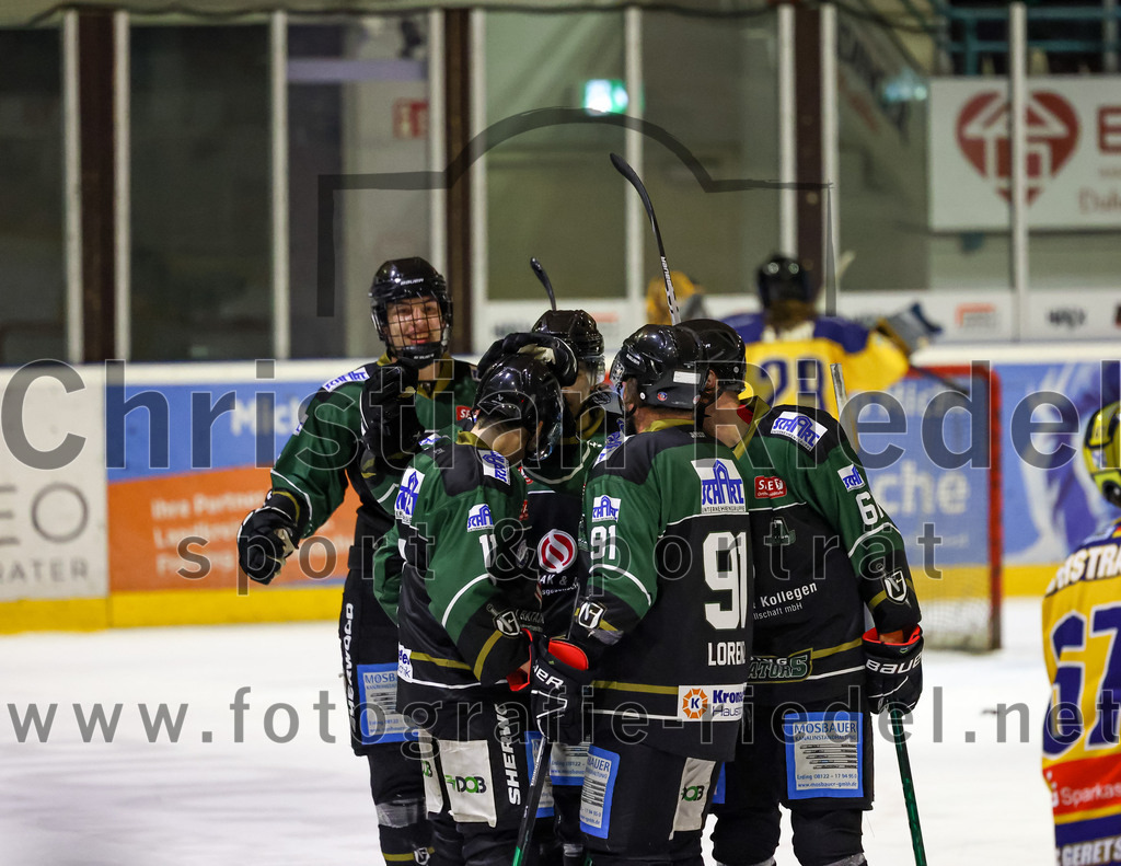 2022-10-30_057_TSV_Erding_gegen_ESC_Riverrats_Geretsried | Erding, Deutschland, 30.10.2022:
Eishockey, Bayernliga 2022 / 2023, 9. Spieltag, TSV Erding gegen ESC Riverrats Geretsried, Endergebnis: 3:5

Sebastian Busch (Erding Gladiators, #11), Rudolf Lorenz (Erding Gladiators, #91), Roni Rukajärvi (Erding Gladiators, #61)

Foto: Christian Riedel / fotografie-riedel.net