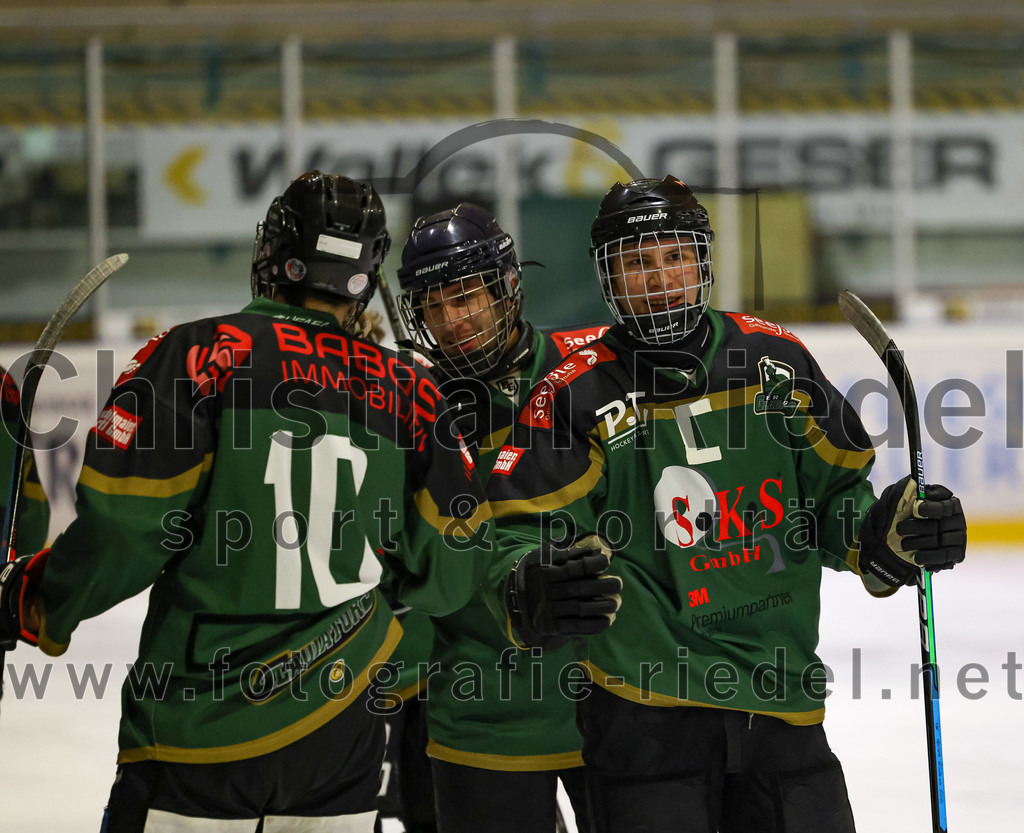2022-11-26_086_TSV_Erding_gegen_ESC_Geretsried | Erding, Deutschland, 26.11.2022:
Eishockey, Bayernliga U20 2022 / 2023, xx. Spieltag, TSV Erding gegen ESC Geretsried, Endergebnis: 5:3

Ryan Finn Henke (Erding Gladiators, #10), Lukas Walter (Erding Gladiators, #12)

Foto: Christian Riedel / fotografie-riedel.net