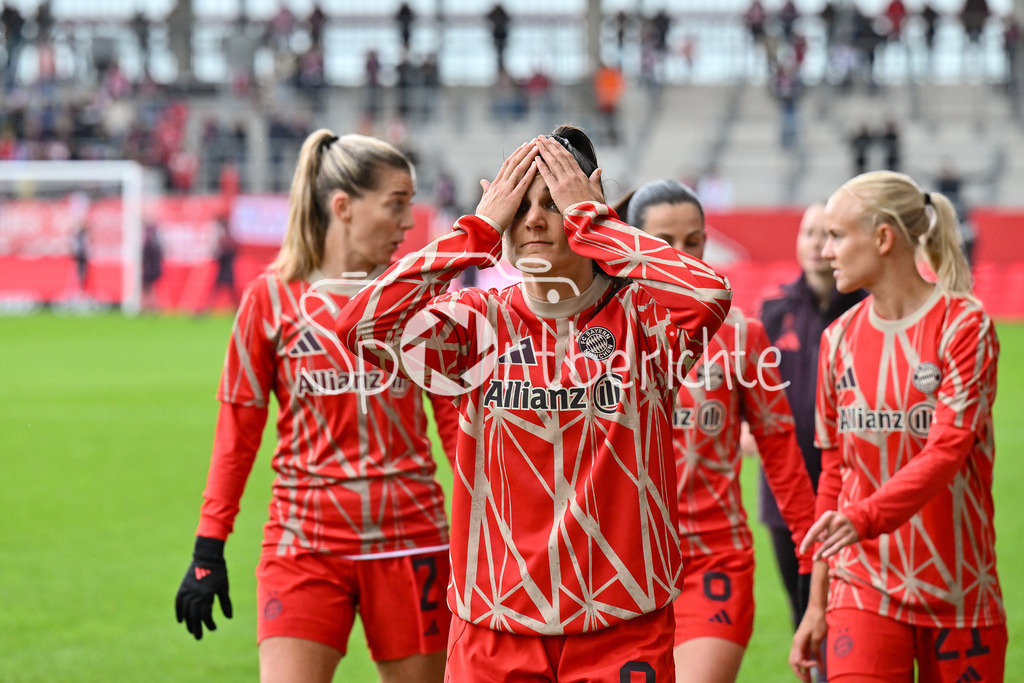 FC Bayern München Frauen - TSG 1899 Hoffenheim Frauen | Im Bild Jovana DAMNJAVOVIC (FCB #9) beim warmmachen vor der Partie / Frauen Bundesliga: FC Bayern München Frauen - 1. FC Köln Frauen, FC Bayern Campus am 05.10.2024