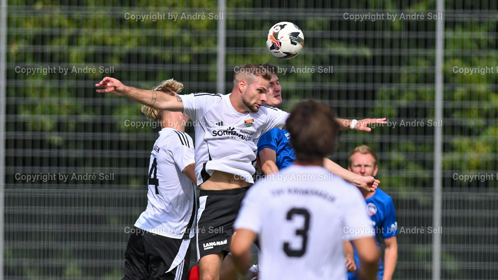 TSV Kronshagen vs. TSB Flensburg | Toni Franke (TSVK #14) &amp; Thorge Jess (TSVK #11) vs Tom Schäpler (TSB #16) / Fußball-Landesliga Schleswig Männer 2025/2026 / TSV Kronshagen vs. TSB Flensburg / Kunstrasenplatz (Platz 5) / Kronshagen / 06.09.25 - Realisiert mit Pictrs.com