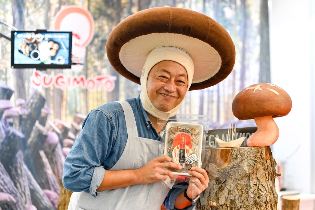 _DWI3676 | Das Herz der internationalen Bio-Branche schlug vom 26.–29.07.2022 für vier Tage in Nürnberg. Die BIOFACH, Weltleitmesse für Bio-Lebensmittel, und die VIVANESS, Internationale Fachmesse für Naturkosmetik, meldet sich mit der einmaligen „Summer Edition“ zurück. Groß war die Wiedersehensfreude der über 24.000 Fachbesucher aus 137 Ländern. Im Fokus: Der persönliche Austausch, Networking und vertiefte Gespräche zu den Themen der Zeit. Aber auch: Neuheiten und Trends entdecken und eintauchen mit allen Sinnen in die Produktvielfalt der 2.276 Aussteller aus 94 Ländern. Nürnberg, 29.07.2022 - Realisiert mit Pictrs.com