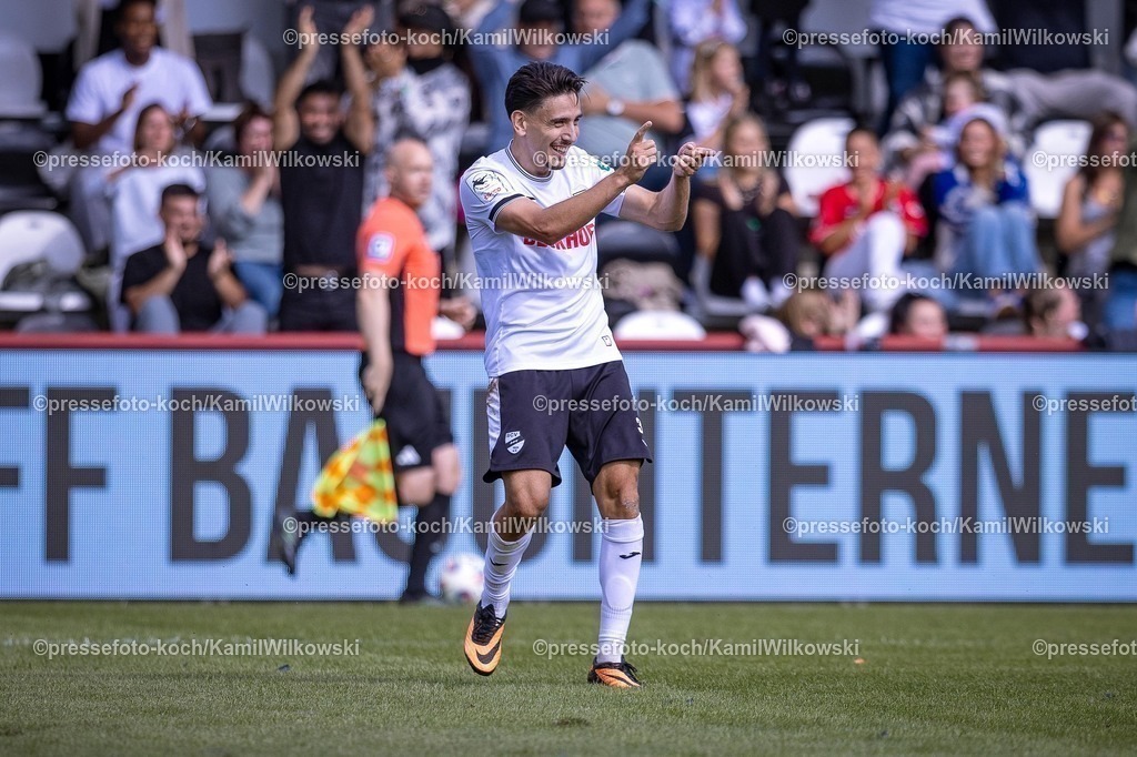 xKWIx30082502026 | 30.08.2025, xkwix, Fußball, Liga3, SC Verl - MSV Duisburg, Sportclub Arena: Torjubel nach dem Tor zum 2:0 durch Timur Gayret (SC Verl #30) 