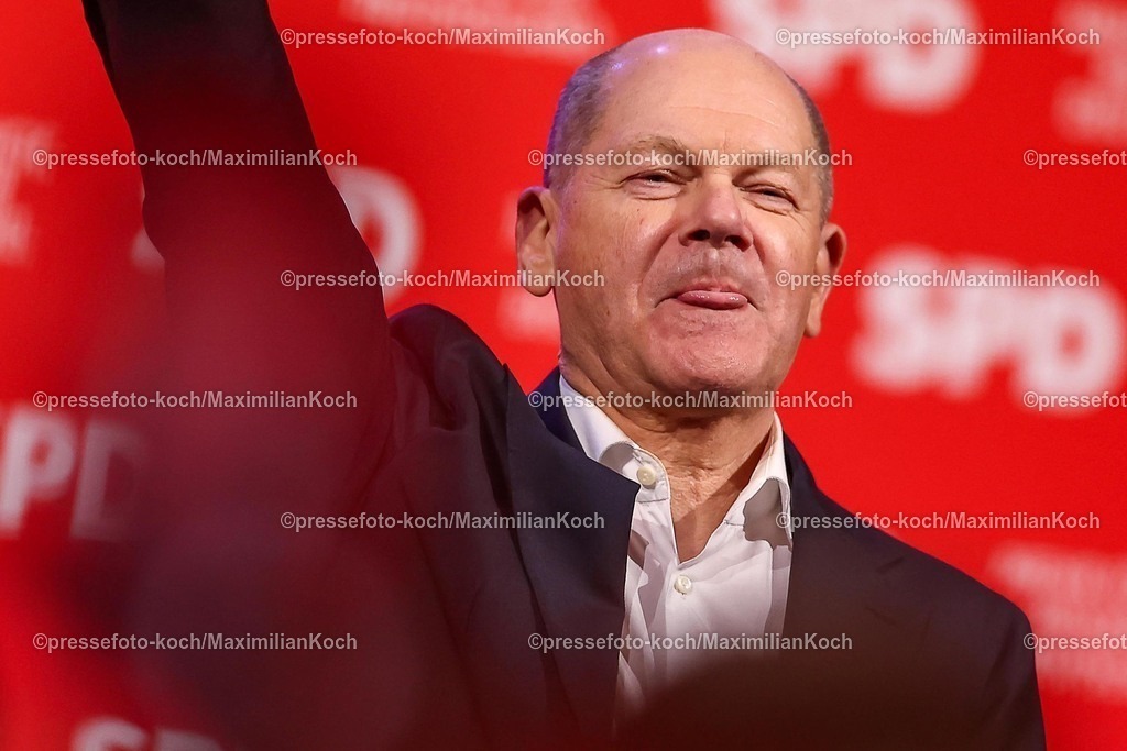 SPD21022502220 | 21.02.2025, Wahlkampfveranstaltung SPD,  Abschlusskundgebung der Sozialdemokratische Partei Deutschlands vor den Bundestagswahlen, Westfalenhalle Dortmund. Im Bild: Bundeskanzler der Bundesrepublik Deutschland und Spitzenkandidat der SPD - Olaf Scholz (SPD) mit der Zunge zwischen den Lippen winkend