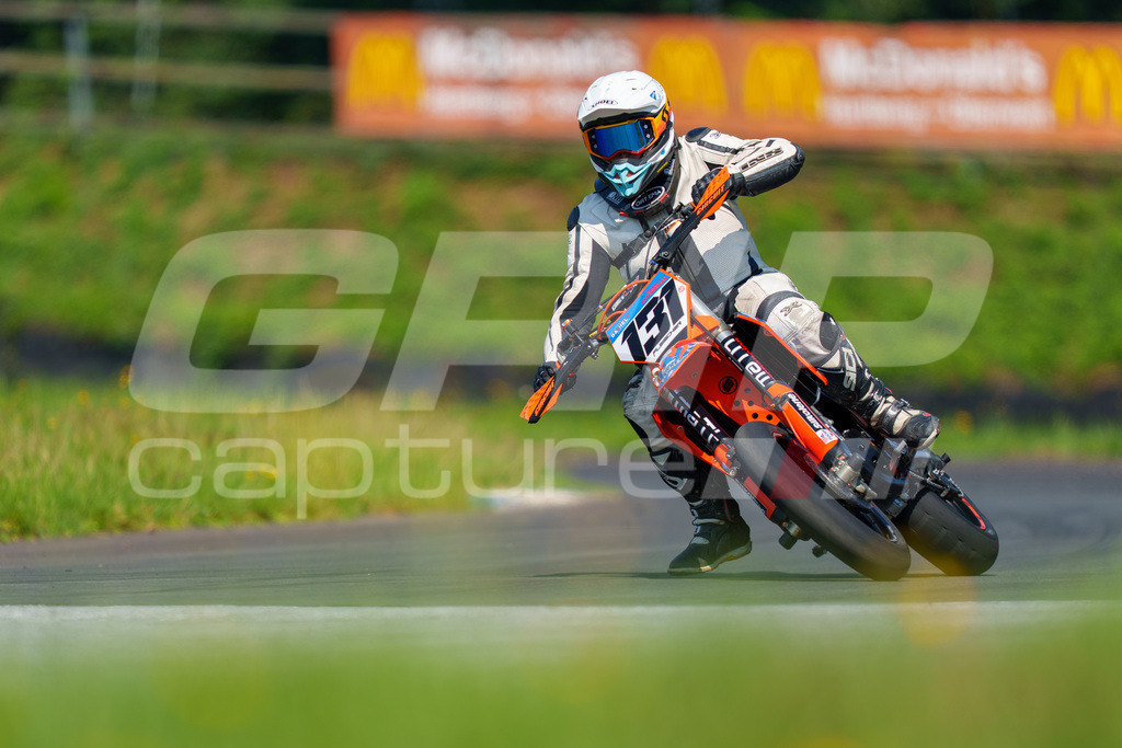 G-Cup + Supermoto Staatsmeisterschaft + Hungarian Supermoto Championship | GRIPcapture steht für authentische Sportfotografie in Österreich – für Momente, die mehr sind als Geschwindigkeit oder Ergebnis. Es geht um Emotion, Spannung, Fokus und den Augenblick, der oft nur einen Wimpernschlag dauert.Ob Motorsport, Teamsport oder 