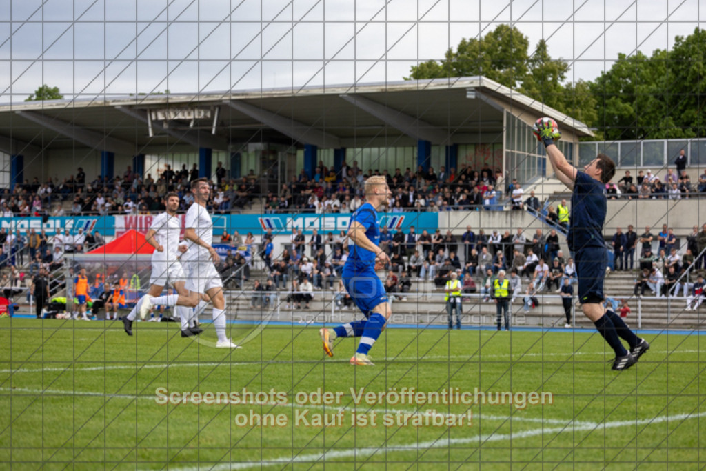 20250529_180735_0194 | #,  VfL Kirchheim (blau) vs. 1.FC Eislingen (weiß), Fußball, Bezirkspokal Finale - Bezirk Neckar/Fils, 2024/2025, Rasenplatz VfL Stadion Kirchheim, Jesinger Straße 105, 73230 Kirchheim, 29.05.2025 - 16:30 Uhr,Foto: PhotoPeet-Sportfotografie/Peter Harich