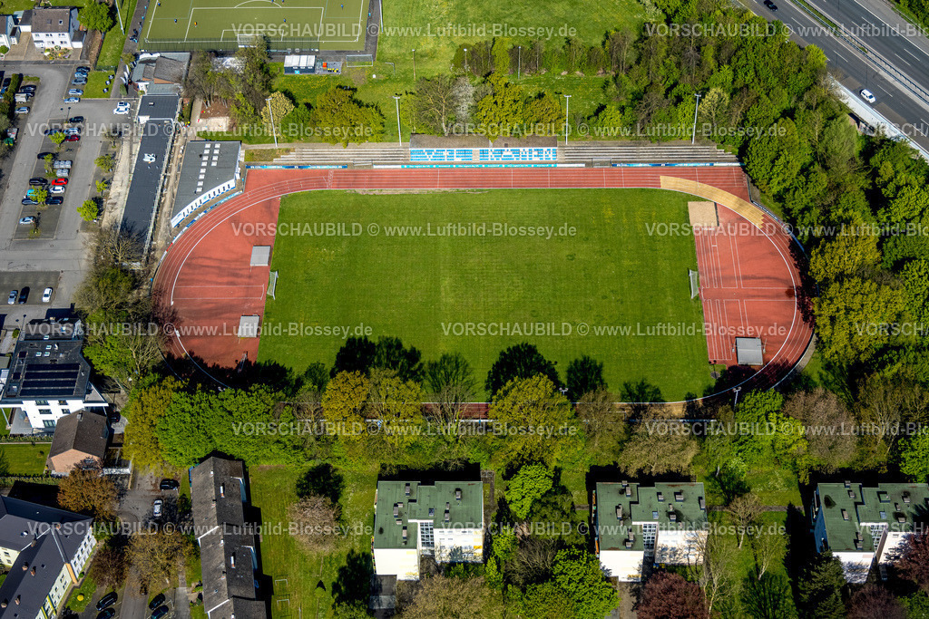 Kamen230406009 | Luftbild, Jahnstadion, Fußballspieler auf dem Nebenplatz, Kamen, Ruhrgebiet, Nordrhein-Westfalen, Deutschland