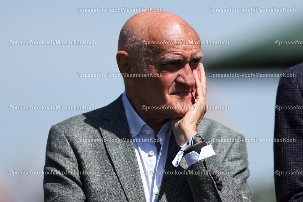 HanMX01052588025 | 01.05.2025, Fußball, Hannover 96 Renntag, Die Fußballprofis von Hannover96 zu Gast auf der Pferderennbahn Neue Bult. Im Bild Martin Kind (Aufsichtsrat Aufssichtsratsmitglied Hannover 96 Vorstand Geschäftsführung) unzufrieden, nachdenklich, Mimik Gestik, Gesicht, verärgert, frust, frustriert