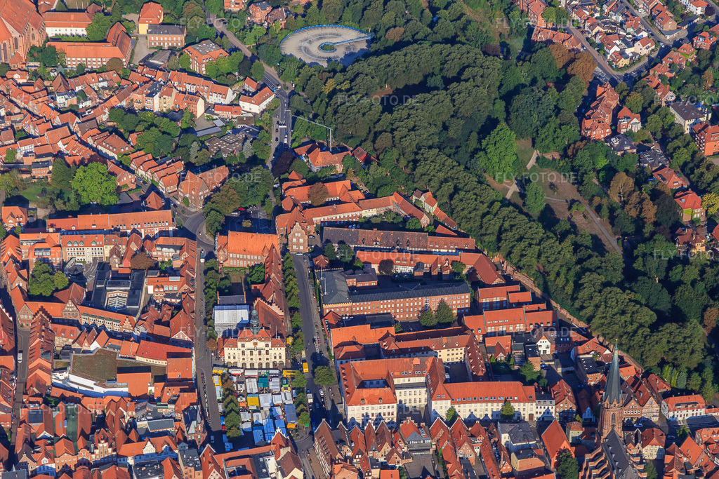 Luftbild: Rathaus. Landgericht und Amtsgericht rechts Park Liebesgrund und Scunthorpepark mit Parkhaus am Rathaus Lüneburg in Lüneburg im Bundesland Niedersachsen in Deutschland.Foto: IMG_110395.jpg vom 18.08.2018 durch Werner Riehm/FLY-FOTO.deRathaus Lüneburg | Lüneburg TourismusWWW.LANDGERICHT-LUENEBURG.NIEDERSACHSEN.DEWWW.AMTSGERICHT-LUENEBURG.NIEDERSACHSEN.DELüneparken
