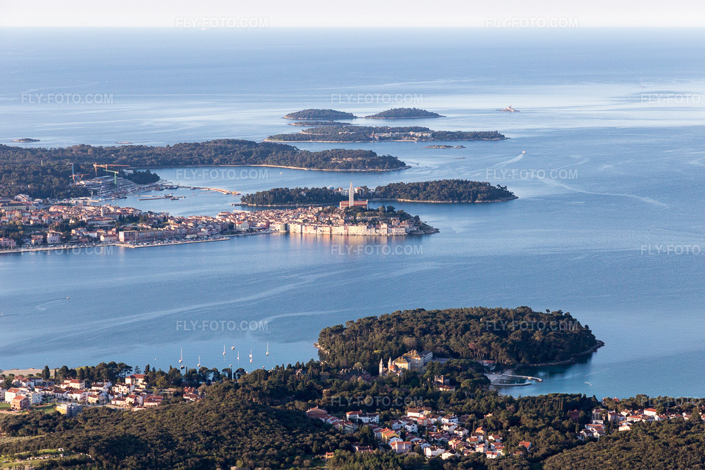 Aerial view: View of the town in Vrsar in the state Gespanschaft Istrien, Croatia. – Photo: IMG_106254.jpg taken on 04/14/2018 by Werner Riehm/FLY-FOTO.com – Resolution of the original: 5472 x 3648 px