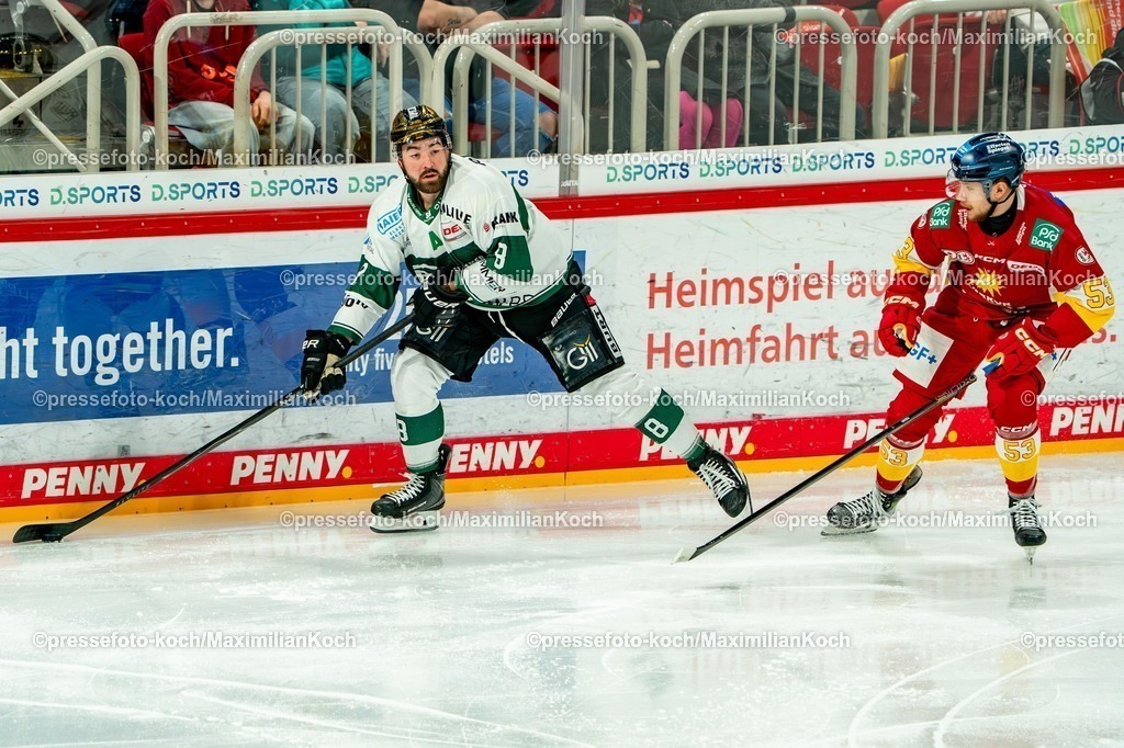 xKKUx01032601009 | 01.03.2026, xkkux, Eishockey, DEL2, Düsseldorfer EG - Bietigheim Steelers, PSD Bank Dome Düsseldorf: Jack Dugan (Bietigheim Steelers #08) im Zweikampf gegen  Sten Fischer  (DEG #53) 