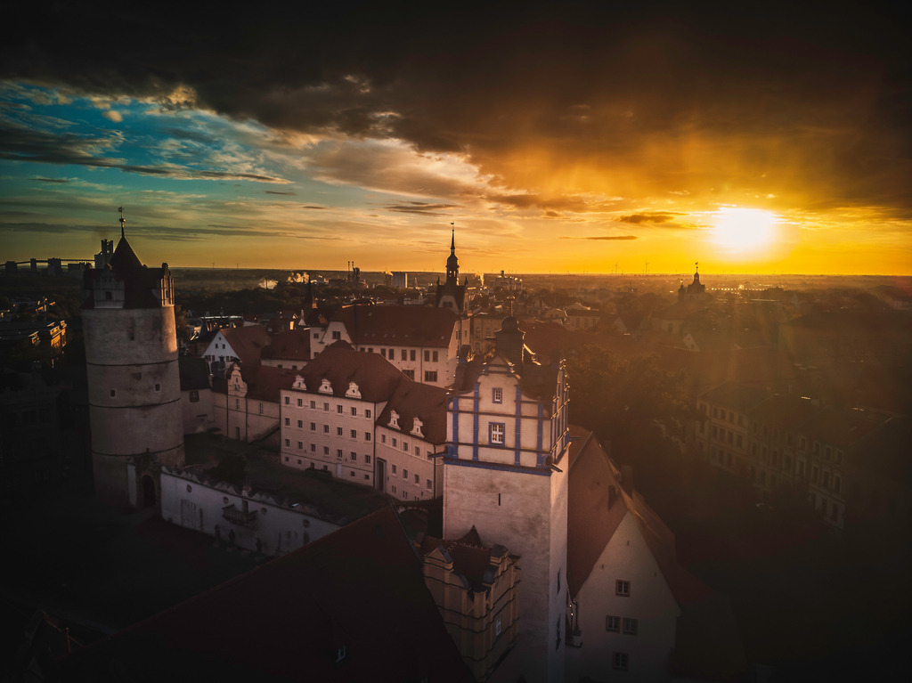 Sonnenaufgang über dem Bernburger Schloß | Wir machen aus Ihren Bildern Erinnerungen für die Ewigkeit | Hochwertige Fotografien für Ihr zu Hause. - Realisiert mit Pictrs.com