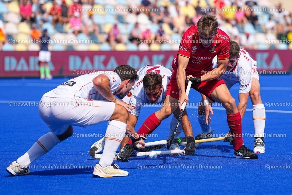xydrx12082502012 | 12.08.2025, xydrx, Herren EuroHockey Championship 2025, Gruppenphase, Gruppe A, Spanien - Belgien, Sparkassenpark Mönchengladbach: Thomas Crols (BEL #37) im Zweikampf gegen Alejandro Alonso (ESP #2) und Pepe Cunill (ESP #17) und Marc Vizcaino (ESP #23)