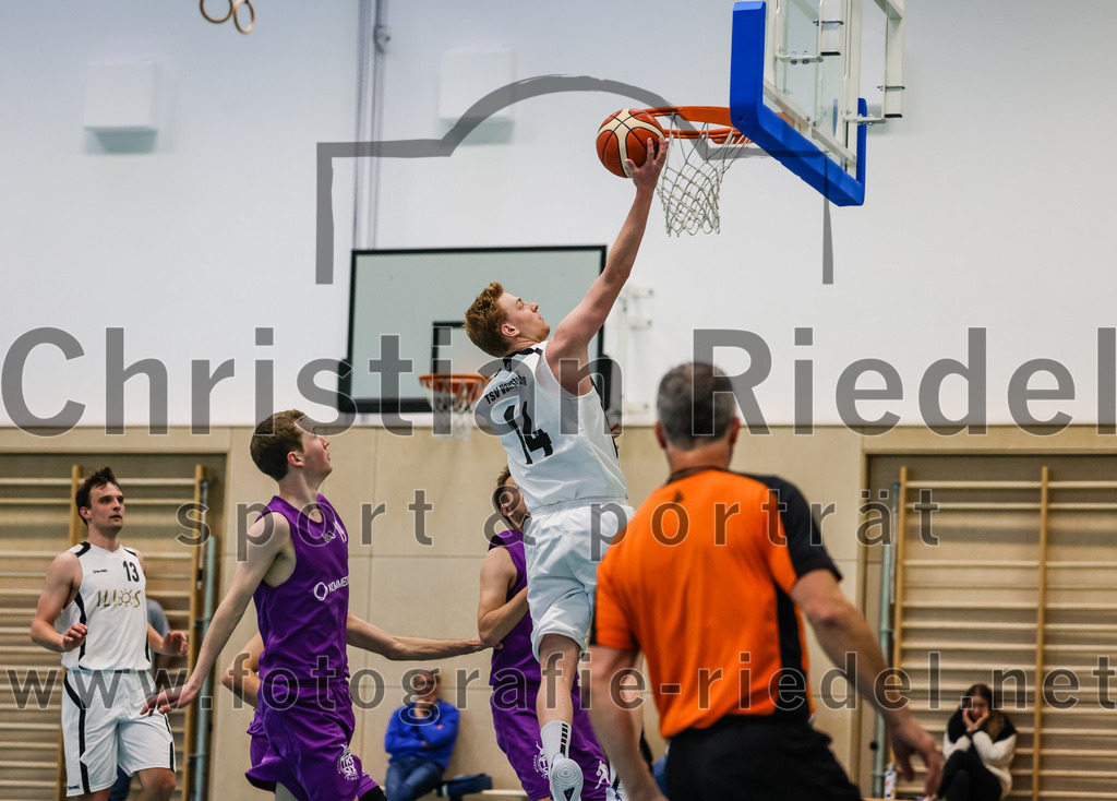 2022-05-01_062_TSV_Vaterstetten_gegen_DJK_Traunstein | Vaterstetten, Deutschland, 01.05.2022:
Basketball, Aufstiegsrunde zur Bayernliga 2021 / 2022, 5. Spieltag, TSV Vaterstetten gegen DJK Traunstein, Endergebnis: 87:79

A. Schatz (DJK Traunstein, #19), Alain Gales (TSV Vaterstetten, #14)

Foto: Christian Riedel / fotografie-riedel.net