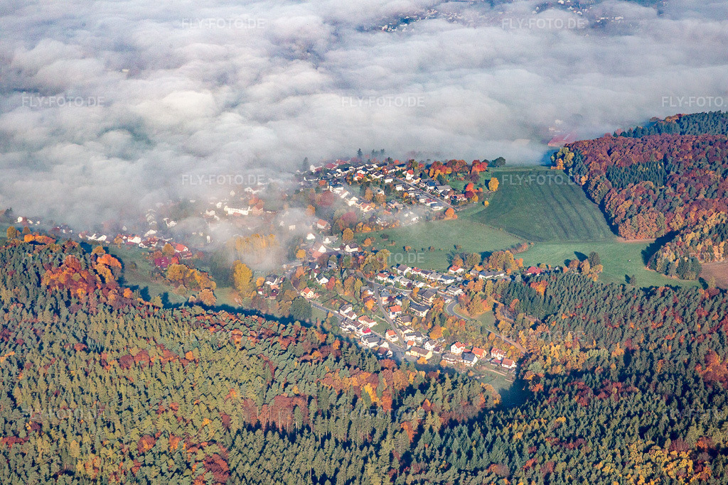 Luftbild: Ortsansicht unter Morgennebel im Ortsteil Erlenbach in Erbach im Bundesland Hessen in Deutschland. Foto: IMG_084971.jpg vom 01.11.2015 durch Werner Riehm/FLY-FOTO.de