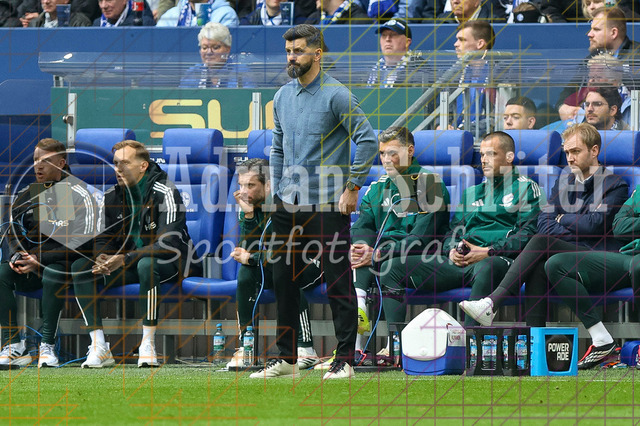 05.04.2026, GER, Fussball, Herren, 2. BL, Saison 2025/2026, FC Schalke 04 - Karlsruher SC | Trainer Miron Muslic (S04) schaut 