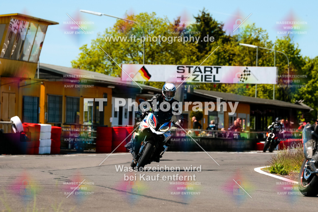 Moto-TeamOBK-21797 | Hier findet Ihr Bilder von Touristenfahrten auf der Nürburgring Nordschleife oder von anderen Veranstaltungen die ich besucht habe. Viel Spass beim Durch Schauen 
