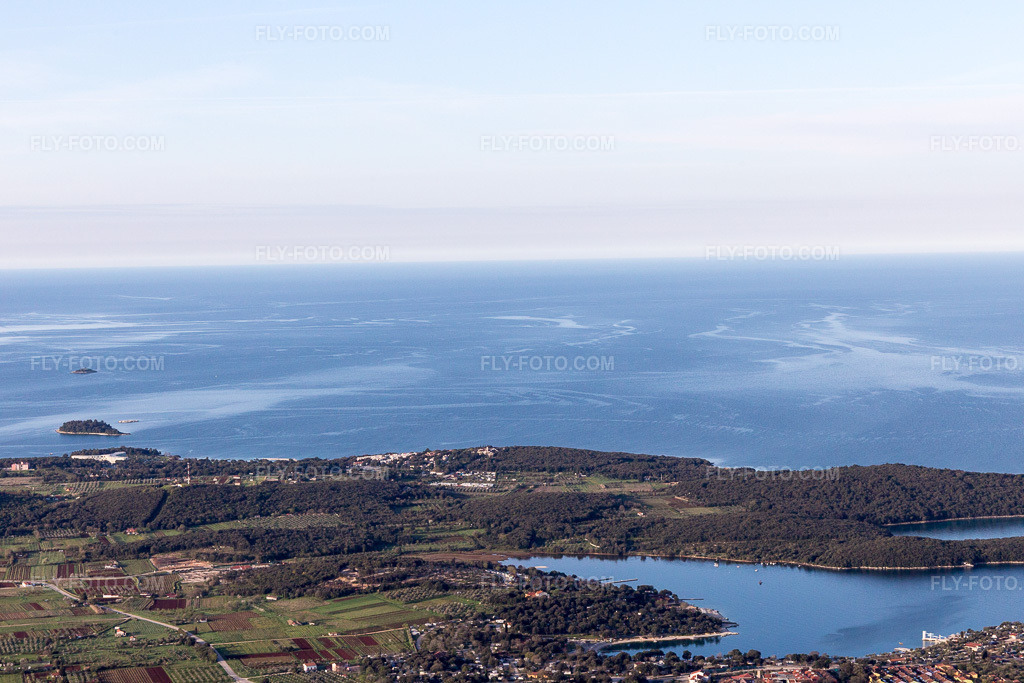 Aerial view: View of the town in Vrsar in the state Gespanschaft Istrien, Croatia. – Photo: IMG_106309.jpg taken on 04/14/2018 by Werner Riehm/FLY-FOTO.com – Resolution of the original: 5472 x 3648 px