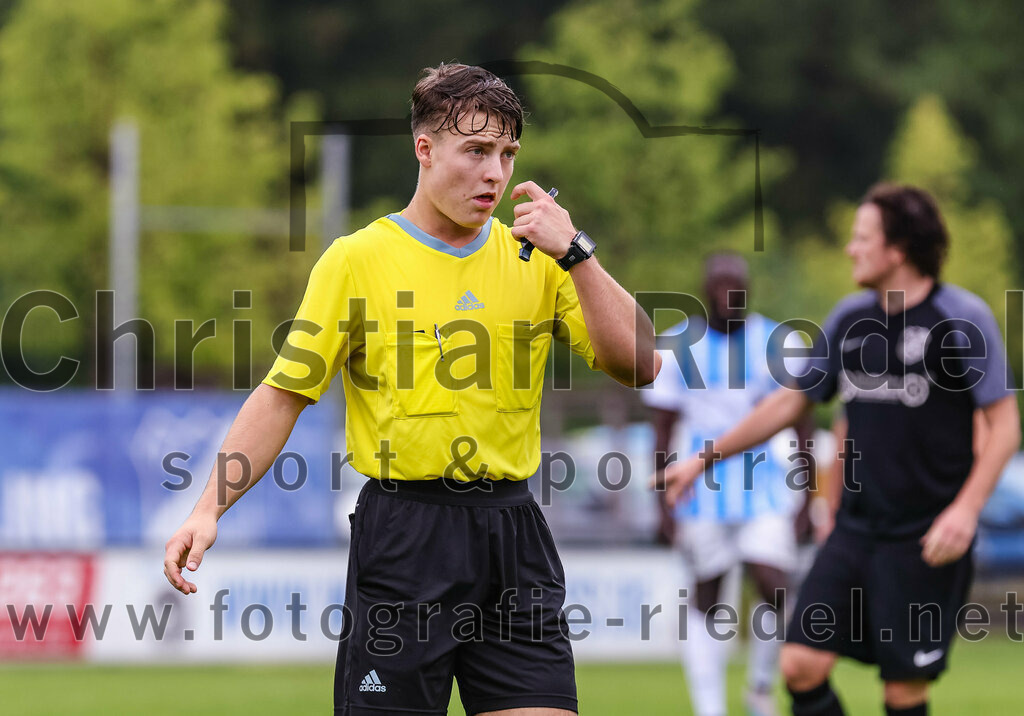 2023-08-05_094_FC_Langengeisling_gegen_SVN_Muenchen | Erding, Deutschland, 05.08.2023:
Fußball, Bezirksliga Oberbayern Ost 2023 / 2024, 2. Spieltag, FC Langengeisling gegen SVN München, Endergebnis: 1:3

Schiedsrichter Raphael Salzberger

Foto: Christian Riedel / fotografie-riedel.net