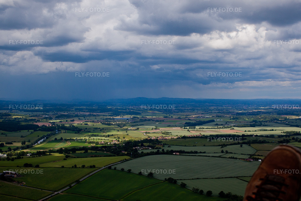 Luftbild: Regenwolken links voraus in Ripple im Bundesland England in Großbritanien. Foto: IMG_40805(39780).jpg vom 11.06.2011 durch Werner Riehm/FLY-FOTO.de