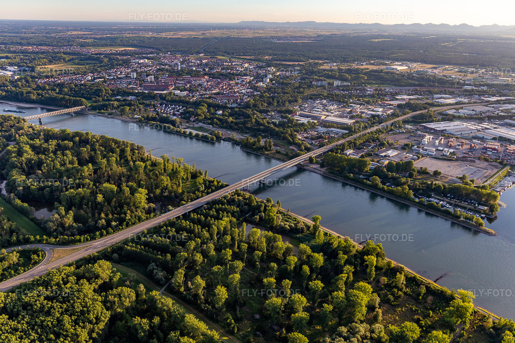 Luftbild: B35-Rheinbrücke und Rheinhafen Germersheim in Germersheim im Bundesland Rheinland-Pfalz in Deutschland. Foto: IMG_133534.jpg vom 12.07.2022 durch Werner Riehm/FLY-FOTO.deStadt Germersheim
