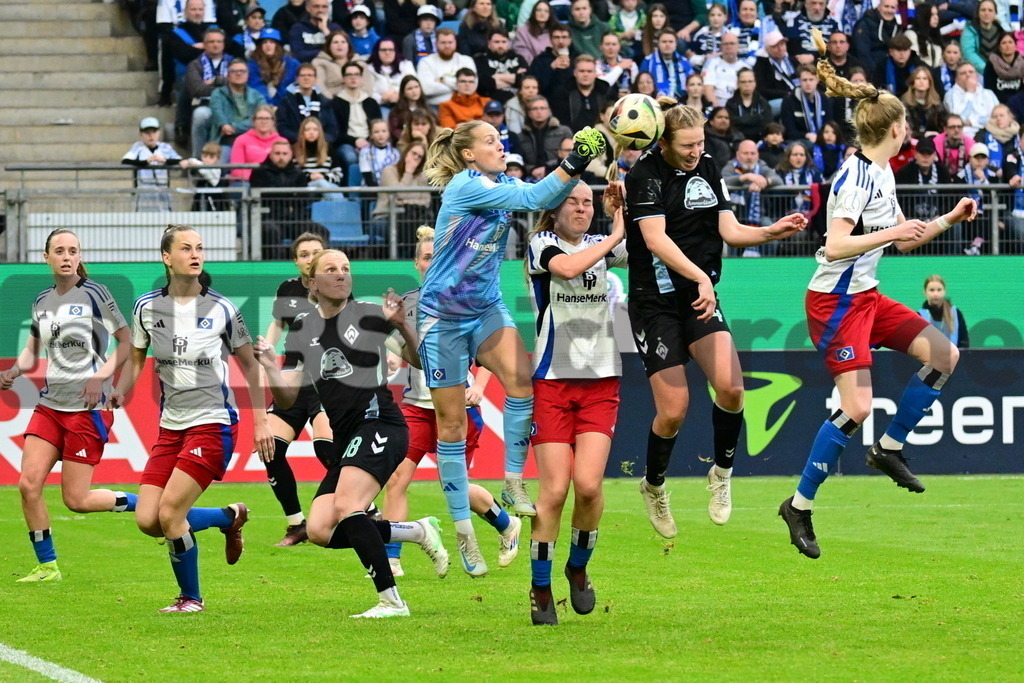 KBS Picture_HSV-Bremen_Frauen_048 | v.l. Schuldt Inga (HSV Frauen) , Stoldt Svea (HSV Frauen) , Ronan Kaylie (Werder Bremen Frauen) ,Sportplatz :  Volksparkstadion, - Realisiert mit Pictrs.com