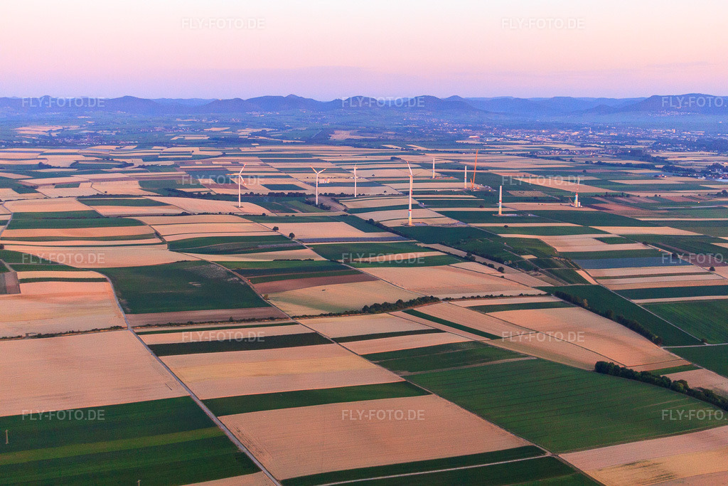 Luftbild: Wndpark am Abend aus Osten in Offenbach an der Queich im Bundesland Rheinland-Pfalz in Deutschland. Foto: IMG_69304.jpg vom 04.07.2014 durch Werner Riehm/FLY-FOTO.de