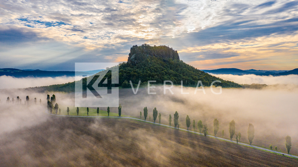 Wandbild-Panorama-Lilienstein-Luftbild-DJI_0918 | Lilienstein im Nebel– Luftbild über der Sächsischen Schweiz im Elbsandsteingebirge - Realisiert mit Pictrs.com