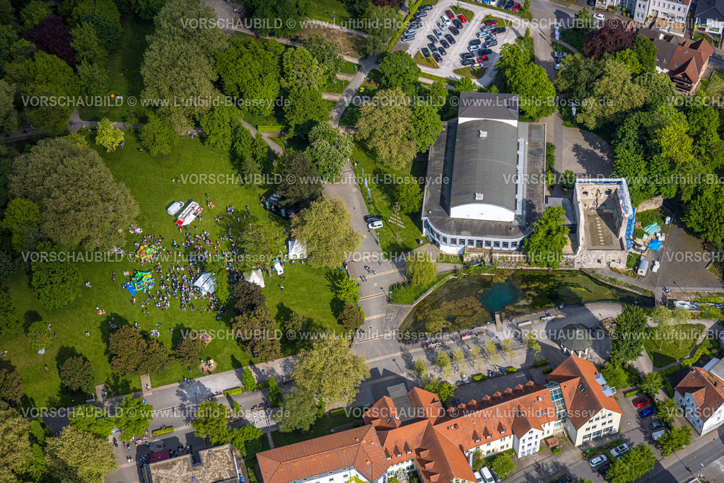 BadLippspringe240506122LippeQuelle | Luftbild, Kongresshaus Bad Lippspringe, Arminiuspark mit Burgruine und Fluss Lippequelle und Arminius Quelle Pavillon, Vatertagsfest im Arminiuspark am Kongresshaus, Besucher auf der Wiese, Hüpfburg und Getränkestände, Bad Lippspringe, Ostwestfalen, Nordrhein-Westfalen, Deutschland
