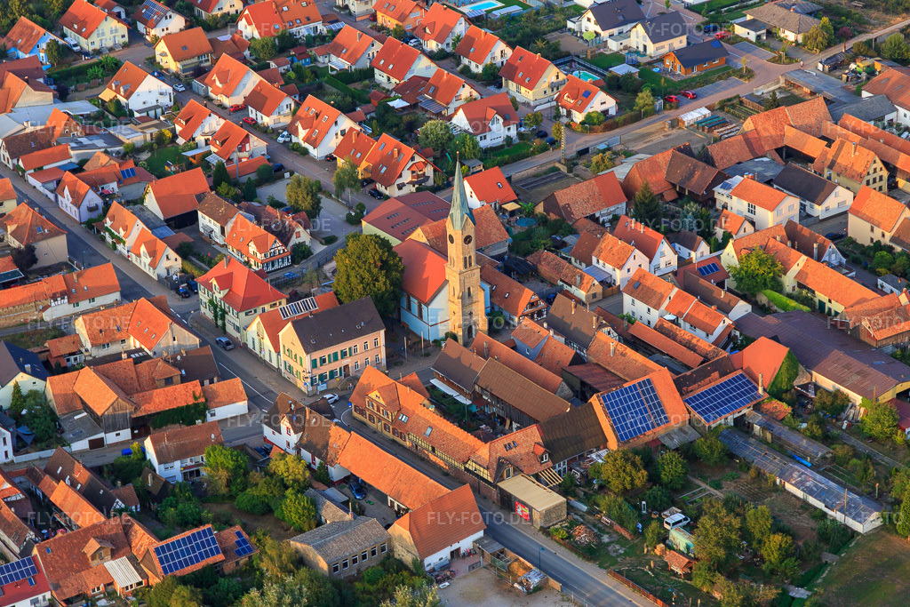 Luftbild: Brügerhaus und Evang. Martinskirche in Erlenbach bei Kandel im Bundesland Rheinland-Pfalz in Deutschland. Foto: IMG_110715.jpg vom 05.09.2018 durch Werner Riehm/FLY-FOTO.de
