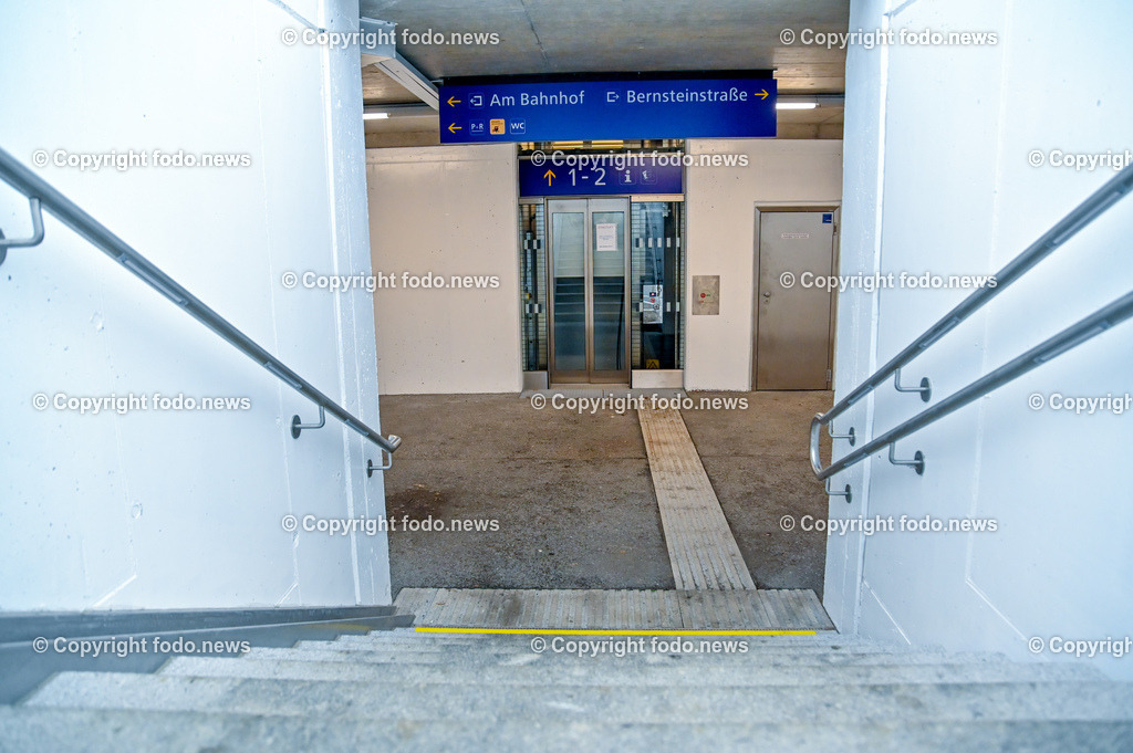 Sankt Georgen an der Gusen_ Bahnhof_ 20.12.2022-11 | 20.12.2022, Sankt Georgen an der Gusen, AUT, Bahnhof, Bahnsteig, im Bild Abgang, Aufgang zu den Bahngleisen, Lift, Aufzug