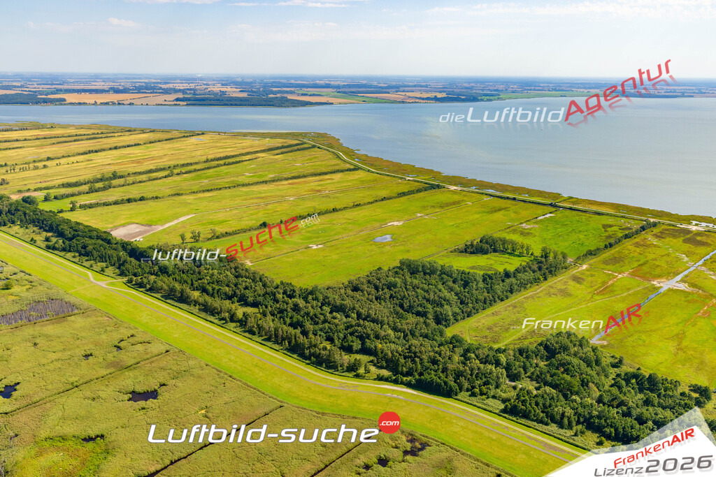 Schrägluftbild  Sundische Wiese  Zingst - Das Luftbild wurde 2025 vom UL-Flugzeug heraus erstellt (ohne Drohne- keine Drohnenaufnahme ) - Hochauflösende Luftaufnahme -Nicht vergleichbar mit Google Maps oder Satelittenbilder- Die Geschenkidee !Mit Lizenz und Bildrechte bestellbar