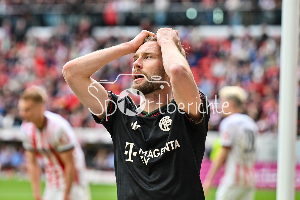 SC Freiburg - FC Bayern München | FREIBURG, GERMANY - 04. APRIL: Konrad LAIMER (FC Bayern Munich 27) ärgert sich über eine vergebene Chance während dem Bundesligamatch zwischen dem SC Freiburg und dem FC Bayern München am 28. Spieltag im Europa-Park Stadion / DFL REGULATIONS PROHIBIT ANY USE OF PHOTOGRAPHS AS IMAGE SEQUENCES AND/OR QUASI-VIDEO