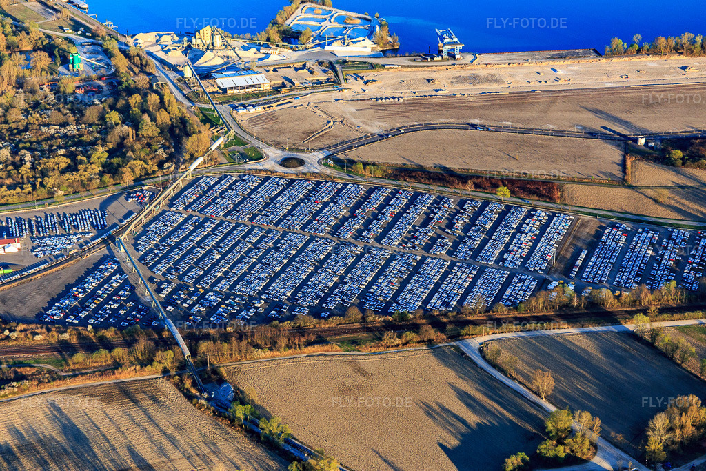 Luftbild: ARCHICUB - Abstellplatz zum Import von LKW und PKW der Walon in Lauterbourg im Bundesland Bas-Rhin in Frankreich.Foto: IMG_097868.jpg vom 27.03.2017 durch Werner Riehm/FLY-FOTO.deAuflösung des Originals: 5472 x 3648 pxSolutions logistiques pour l'industrie: