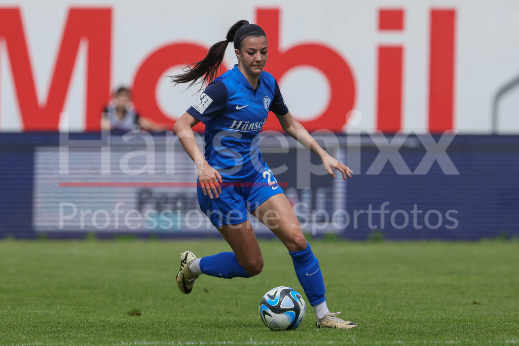 Fussball, 2. Frauen-Bundesliga, SV Meppen - VfL Wolfsburg II | v.li.: Vildan Kardesler (SV Meppen, 27) am Ball, Freisteller, Einzelbild, Ganzkörper, Aktion, Action, Spielszene, DIE DFB-RICHTLINIEN UNTERSAGEN JEGLICHE NUTZUNG VON FOTOS ALS SEQUENZBILDER UND/ODER VIDEOÄHNLICHE FOTOSTRECKEN. DFB REGULATIONS PROHIBIT ANY USE OF PHOTOGRAPHS AS IMAGE SEQUENCES AND/OR QUASI-VIDEO.