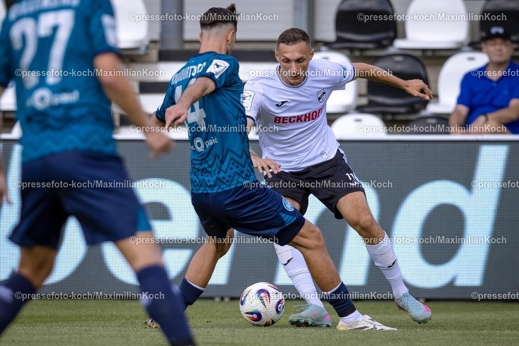 xkwix09082502019 | 09.08.2025, xkwix, Fußball, Liga3, SC Verl - SV Wehen Wiesbaden, Sportclub Arena: Dominik Steczyk (SC Verl #11) im Zweikampf gegen Orestis Kiomourtzoglou (SV Wehen Wiesbaden #14)