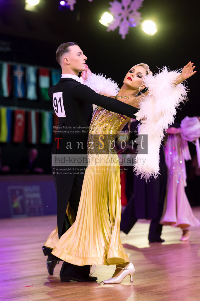 20241215_WDSF_Int_Open_Std-Riga-9165 | Tanzsportbilder, Standardtanz, Lateintanz, WDSF, DTV, LTVB, dancecomp, goc, hessen tanzt, blaues band der spree, walzer, tango, wiener walzer, slowfox, quickstepp, samba, rumba, cha-cha-cha, paso doble. jive, hd-kroft photography, turniertanzsport