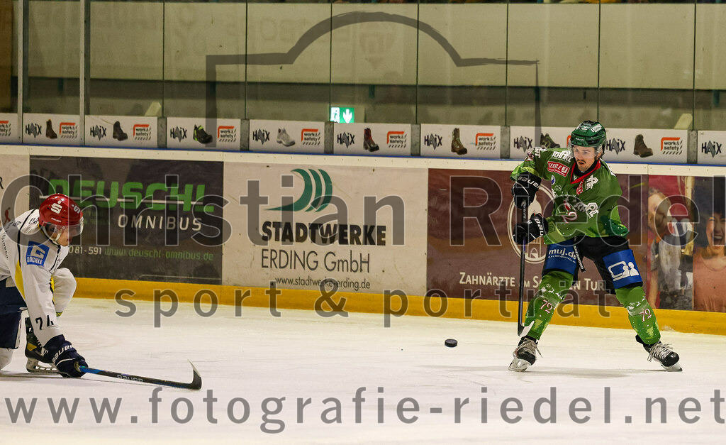 2023-12-26_035_TSV_Erding_gegen_ERV_Schweinfurt | Erding, Deutschland, 26.12.2023:
Eishockey, Bayernliga Vorrunde 2023 / 2024, 20. Spieltag, TSV Erding gegen ERV Schweinfurt, Endergebnis: 9:3

Leon Abstreiter (Erding Gladiators, #72)

Foto: Christian Riedel / fotografie-riedel.net