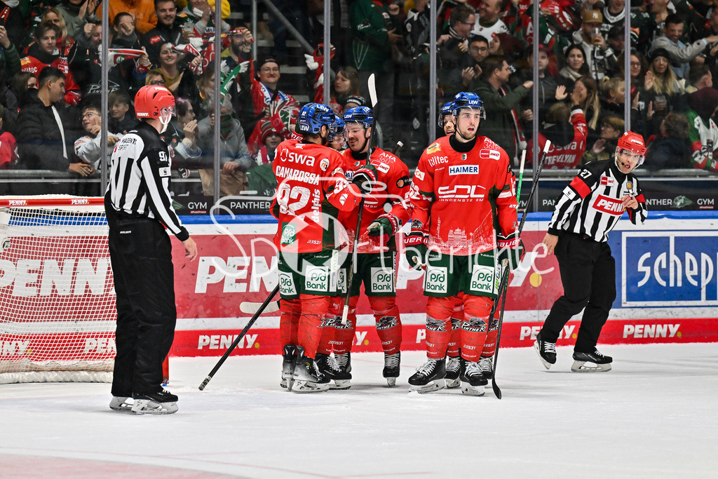 Augsburger Panther - Schwenninger Wild Wings | AUGSBURG, DEUTSCHLAND - 2. NOVEMBER: Jubel der Panther nach dem Treffer zum 5-1 durch Riley DAMIANI (Augsburger Panther 19), Tor / Torschuetze / Freude / Happy beim Ligaspiel zwischen den Augsburger Panthern und den Schwenninger Wild Wings am 17. Spieltag der Penny DEL im Curt Frenzel Stadion am 02.11.2025