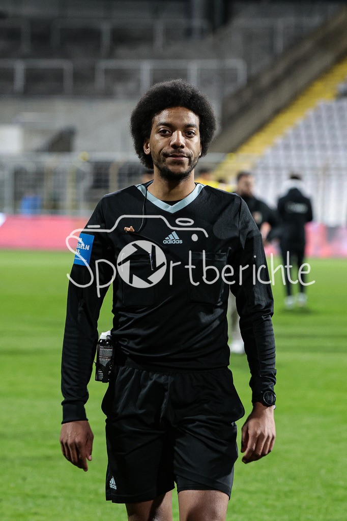 FC Bayern Amateure - FC Augsburg II | Schiedsrichter Kenny ABIEDA nach der Partie in Aktion / Einzelfoto / Freisteller