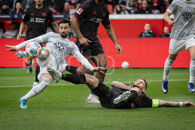 German Bundesliga, Bayer 04 Leverkusen vs. VfL Wolfsburg, 04.04.2026 | LEVERKUSEN, GERMANY - APRIL 4, 2026 :  Mohammed Amoura (VfL Wolfsburg, 9) tackled by Robert Andrich (Bayer 04 Leverkusen, 8) in the box during the German Bundesliga match on gameday 28 between Bayer 04 Leverkusen vs. VfL Wolfsburg at BayArena on April 4, 2026 in Leverkusen, Germany. DFL REGULATIONS PROHIBIT ANY USE OF PHOTOGRAPHS AS IMAGE SEQUENCES AND/OR QUASI-VIDEO.