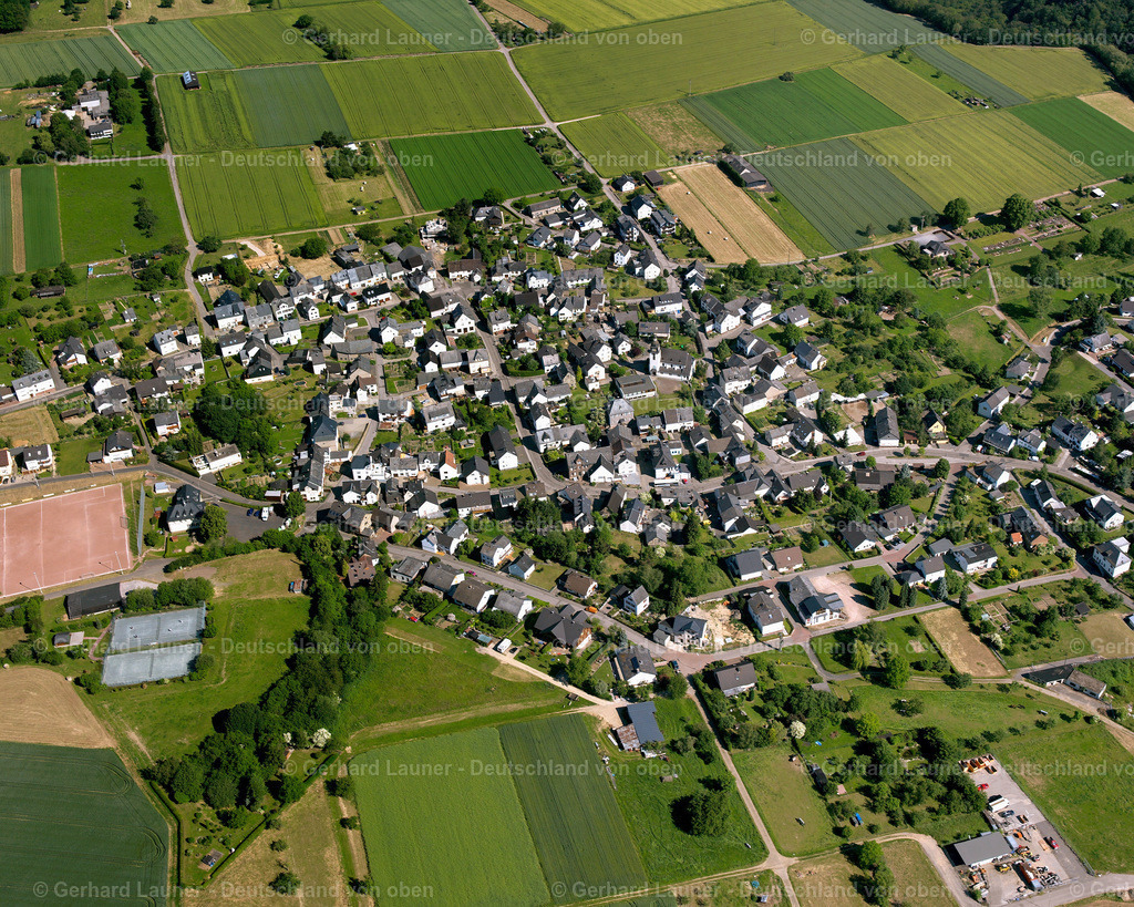 2624629 | WERLAU 06.08.2016 Landwirtschaftliche Nutzflächen und Feldgrenzen  umsäumen das Siedlungsgebiet des Dorfes in Werlau im Bundesland Rheinland-Pfalz, Deutschland // Agricultural land and field boundaries surround the settlement area of the village  in Werlau in the state Rhineland-Palatinate, Germany Foto: Gerhard Launer
