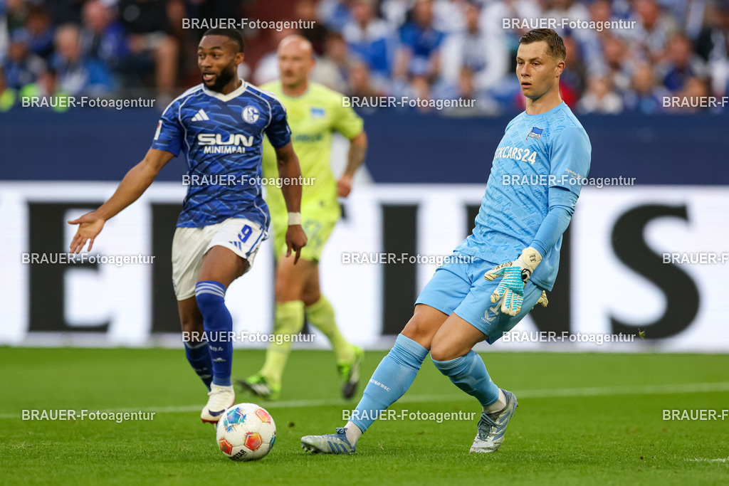 1_S04BER_20250801_0904.JPG -  - FC Schalke 04 - Hertha BSC Berlin - 2. Bundesliga | Gelsenkirchen, Deutschland, 01.08.25: Torwart Tjark Ernst (Hertha BSC Berlin) in Aktion, am Ball, Einzelaktion waehrend des Spiels der 2. Bundesliga zwischen FC Schalke 04 - Hertha BSC Berlin in der Veltins-Arena am 01. August 2025 in Gelsenkirchen, Deutschland. (Foto von Stefan Brauer/Brauer-Fotoagentur)DFB/DFL REGULATIONS PROHIBIT ANY USE OF PHOTOGRAPHS AS IMAGE SEQUENCES AND/OR QUASI-VIDEO.