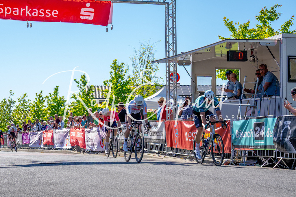 Spurt in den Mai 2026 - Großer Preis der Sparkasse Neuss | Annual one-day road cycling race "Großer Preis der Sparkasse Neuss" held in Büttgen, Germany, organized by VfR Büttgen 1912 e.V. The event features multiple races across all age categories from U11 youth to Elite men. - Realisiert mit Pictrs.com