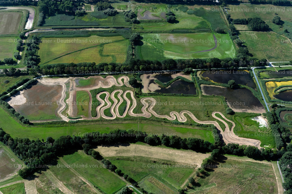 4035109 | BRAUNSCHWEIG 31.07.2020 Tümpel und Morast- Wasseroberfläche in einer Teichlandschaft "Braunschweiger Rieselfelder" entlang des Kohligraben im Ortsteil Lehndorf-Watenbüttel in Braunschweig im Bundesland Niedersachsen, Deutschland. // Ponds and Morast- water surface in a pond landscape "Braunschweiger Rieselfelder" in the district Lehndorf-Watenbuettel in Brunswick in the state Lower Saxony, Germany. Foto: Gerhard Launer
