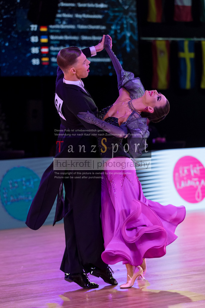 20241215_WDSF_Int_Open_Std-Riga-9783 | Tanzsportbilder, Standardtanz, Lateintanz, WDSF, DTV, LTVB, dancecomp, goc, hessen tanzt, blaues band der spree, walzer, tango, wiener walzer, slowfox, quickstepp, samba, rumba, cha-cha-cha, paso doble. jive, hd-kroft photography, turniertanzsport