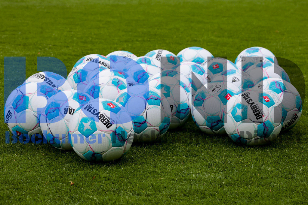1. Fussball Bundesliga:  Trainingsauftakt VfL Bochum 1848 {date} -  | {headline}(Foto: Sebastian Sendlak / BOND)DFL regulations prohibit any use of photographs as image sequences and/or quasi-videos. - Realisiert mit Pictrs.com