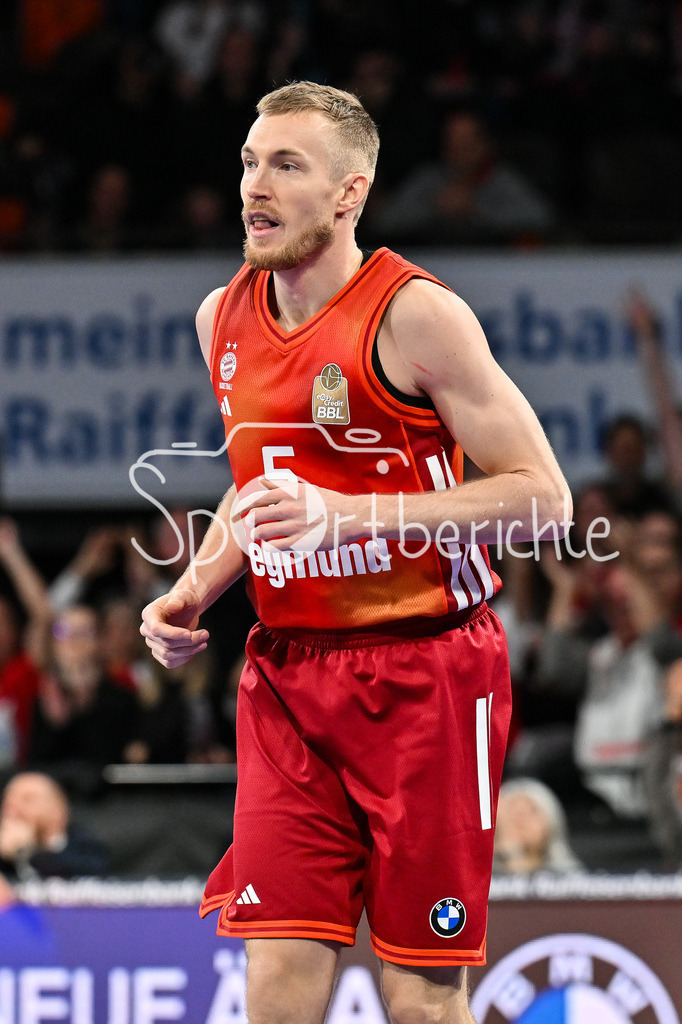 FC Bayern München - Skyliners Frankfurt | MUNICH, GERMANY - 17. FEBRUARY: im Bild Niels GIFFEY (FC Bayern Basketball 5) / Einzelfoto / Freisteller während dem Spiel zwischen dem FC Bayern München und den Skyliners Frankfurt am 21. Spieltag der easyCredit BBL im BMW Park