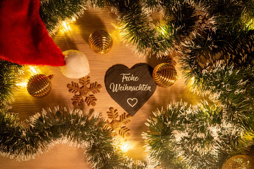 Frohe Weihnachten | Weihnachtsgrüße: Herz mit der Aufschrift FROHE WEIHNACHTEN mit weihnachtlicher Dekoration - Realisiert mit Pictrs.com