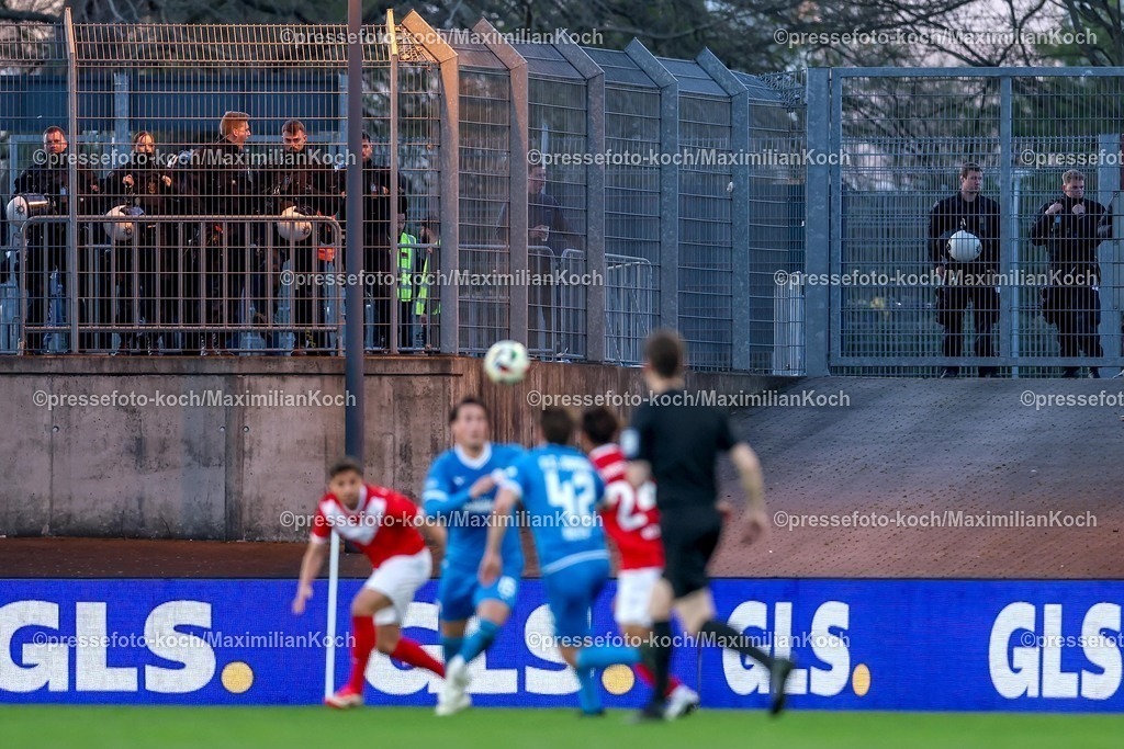 RWE06042501055 | 2025.04.06, Fußball, 3.Liga, Rot-Weiss Essen - FC Hansa Rostock, Stadion Hafenstraße, Saison 2024 2025: Polizeibereitschaft am Spielfeldrand beim HochrisikospielDFB regulations prohibit any use of photographs as image sequences and or quasi-video.