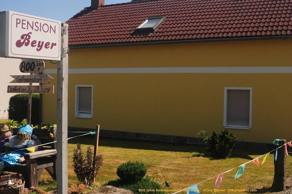 Geißmannsdorf-2026-Ortsbilder-709 | Geißmannsdorf bei Bischofswerda im Sommer 2026. Ein fotografischer Streifzug durch das Dorf Geißmannsdorf, mit Gebäuden, Straßen, Strohpuppen und geschmückten Vorgärten und Grundstücken anlässlich der 800-Jahr-Feier von Geißmannsdorf im Juni 2026 - Realisiert mit Pictrs.com